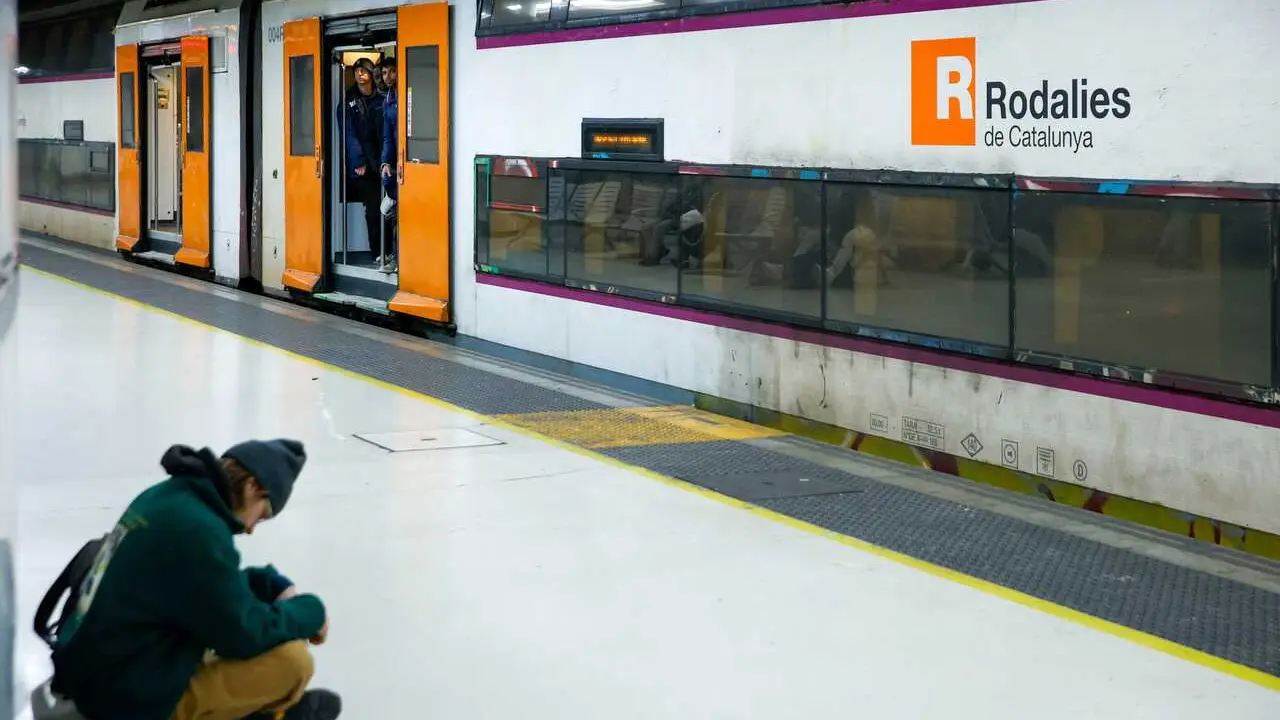 Viajeros cogen un tren en la Estaci&oacute;n de Sants, a 26 de enero de 2026, en Barcelona