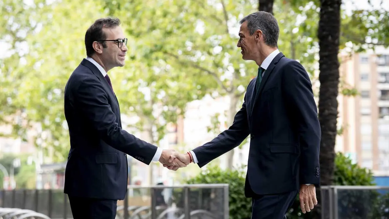 Archivo - El presidente del Gobierno, Pedro S&aacute;nchez (d), saluda al ministro de Econom&iacute;a, Comercio y Empresa, Carlos Cuerpo (i).