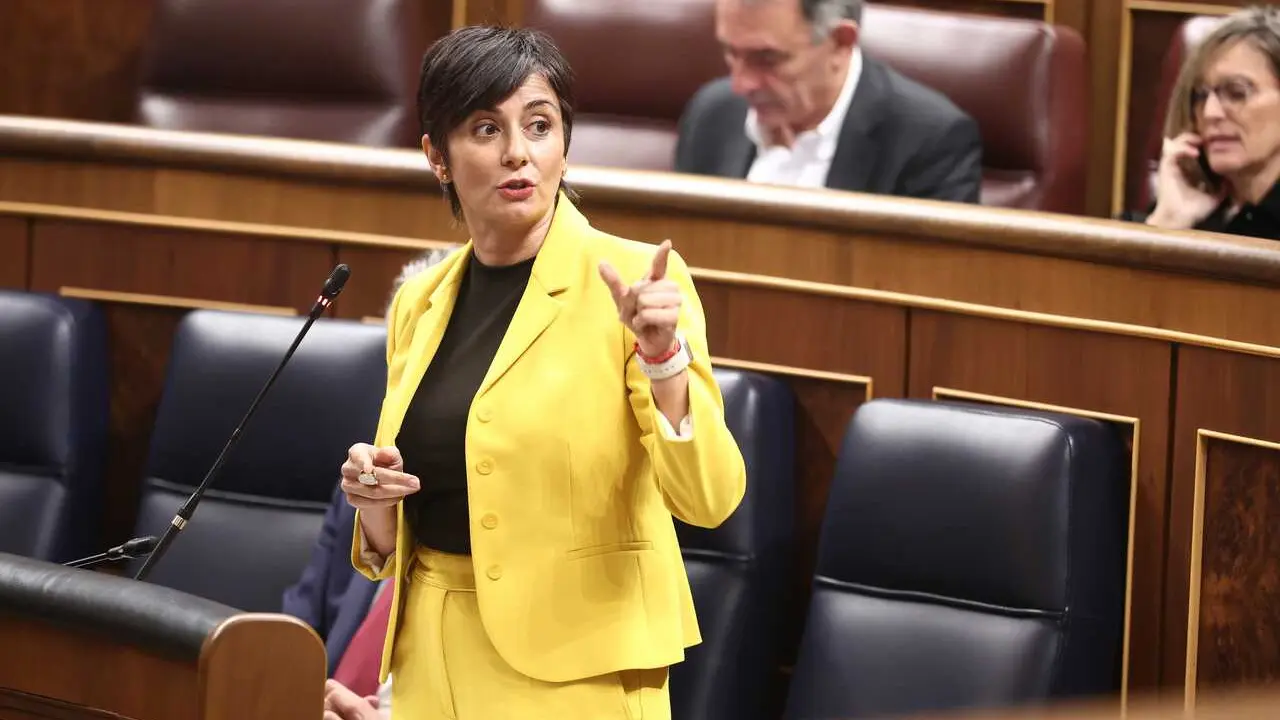 Archivo - La ministra de Seguridad Social y Migraciones, Isabel Rodr&iacute;guez, interviene durante una sesi&oacute;n de control al Gobierno, en el Congreso de los Diputados, a 19 de noviembre de 2025, en Madrid (Espa&ntilde;a). 