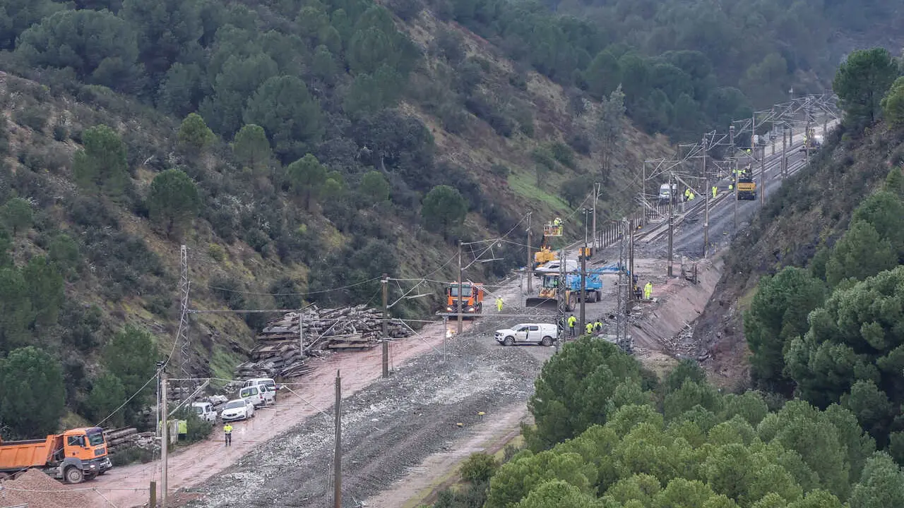 Im&aacute;genes de las obra de reparaci&oacute;n de la v&iacute;a en Adamuz tras el siniestro, a 29 de enero de 2026, en C&oacute;rdoba (Andaluc&iacute;a, Espa&ntilde;a).