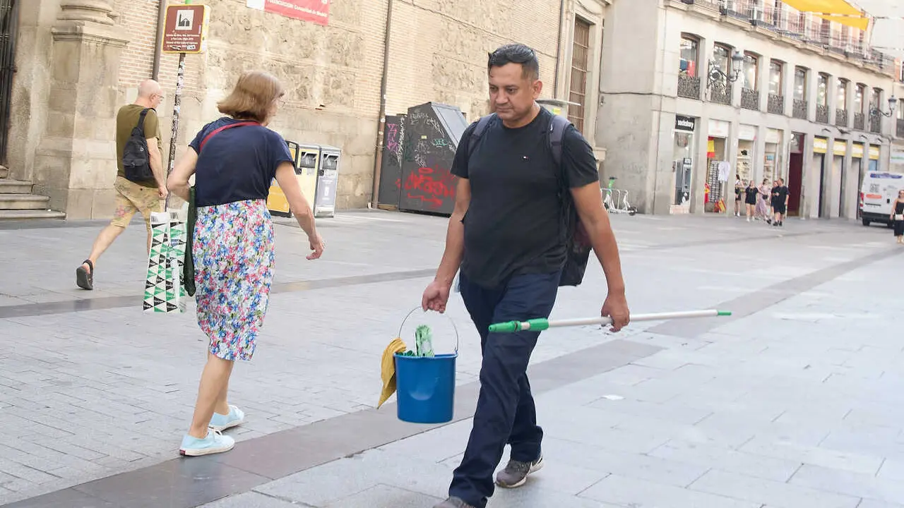 Archivo - Un limpiador trabajando al sol, a 18 de julio de 2024, en Madrid (Espa&ntilde;a). 