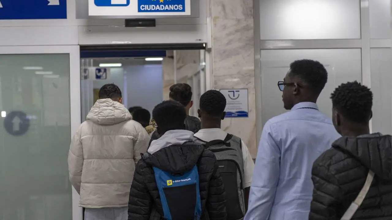 Archivo - Fotograf&iacute;a de archivo, de noviembre, de la salida de migrantes desde Ceuta rumbo a la pen&iacute;nsula tras su estancia en el Centro Estancia Temporal de Inmigirantes (CETI) ceut&iacute;