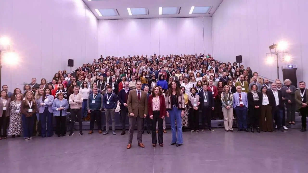 Los consejeros Mar&iacute;a del Carmen Castillo (c), Loles Lopez (d) y Jos&eacute; Antonio Nieto (i) en el 'Congreso Nacional para la Convivencia en la Era Digital: Andaluc&iacute;a Frente al Acoso'.