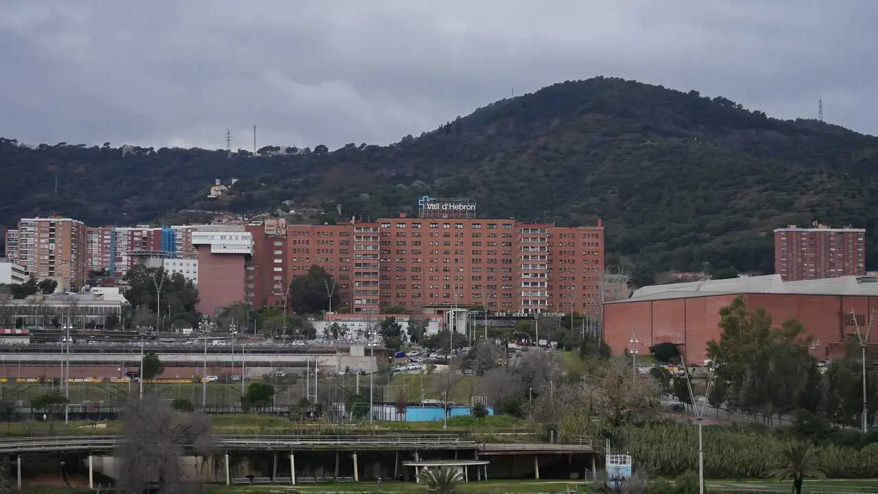 Fachada del Hospital Vall d&rsquo;Hebron, a 19 de enero de 2026, en Barcelona, Catalu&ntilde;a (Espa&ntilde;a).