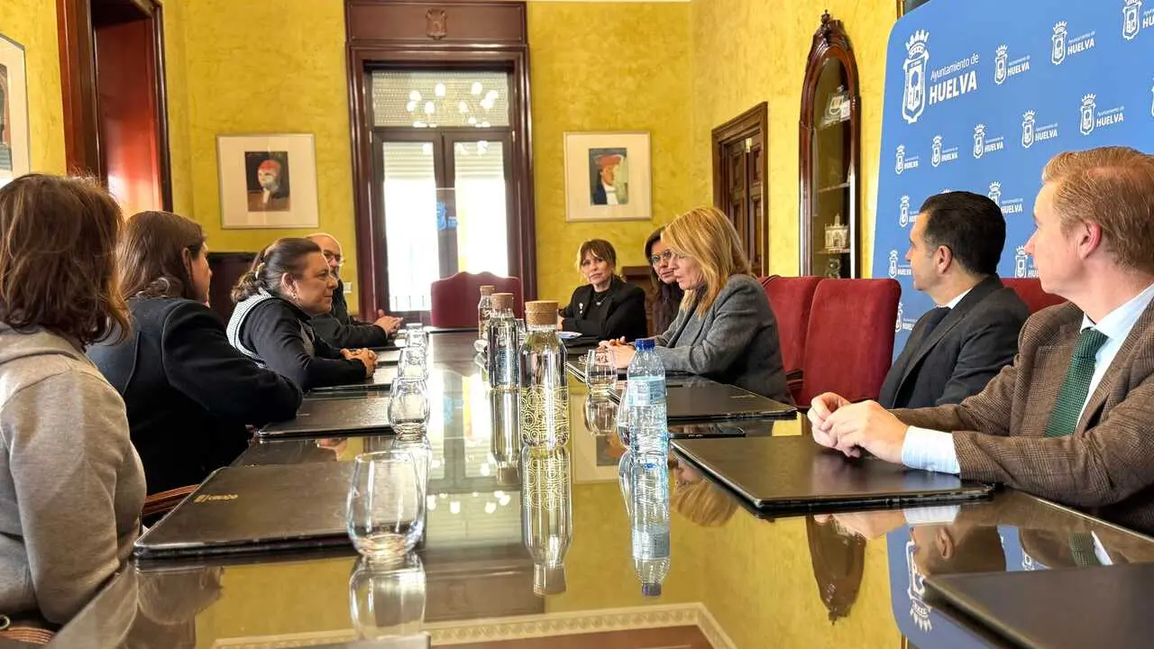 Reuni&oacute;n mantenida entre el Ayuntamiento de Huelva y la Asociaci&oacute;n de Antiguos Alumnos del Colegio Santo &Aacute;ngel.