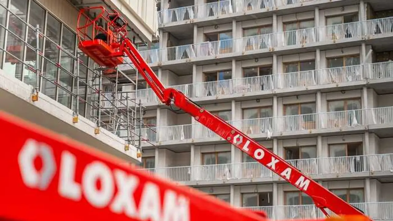 Trabajos en altura realizados por maquinaria de Loxam