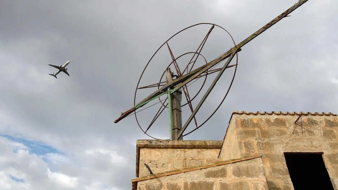 Archivo - Un avi&oacute;n vuela sobre el aeropuerto de Palma, a 8 de noviembre de 2021, en Palma de Mallorca, Mallorca, Islas Baleares (Espa&ntilde;a).