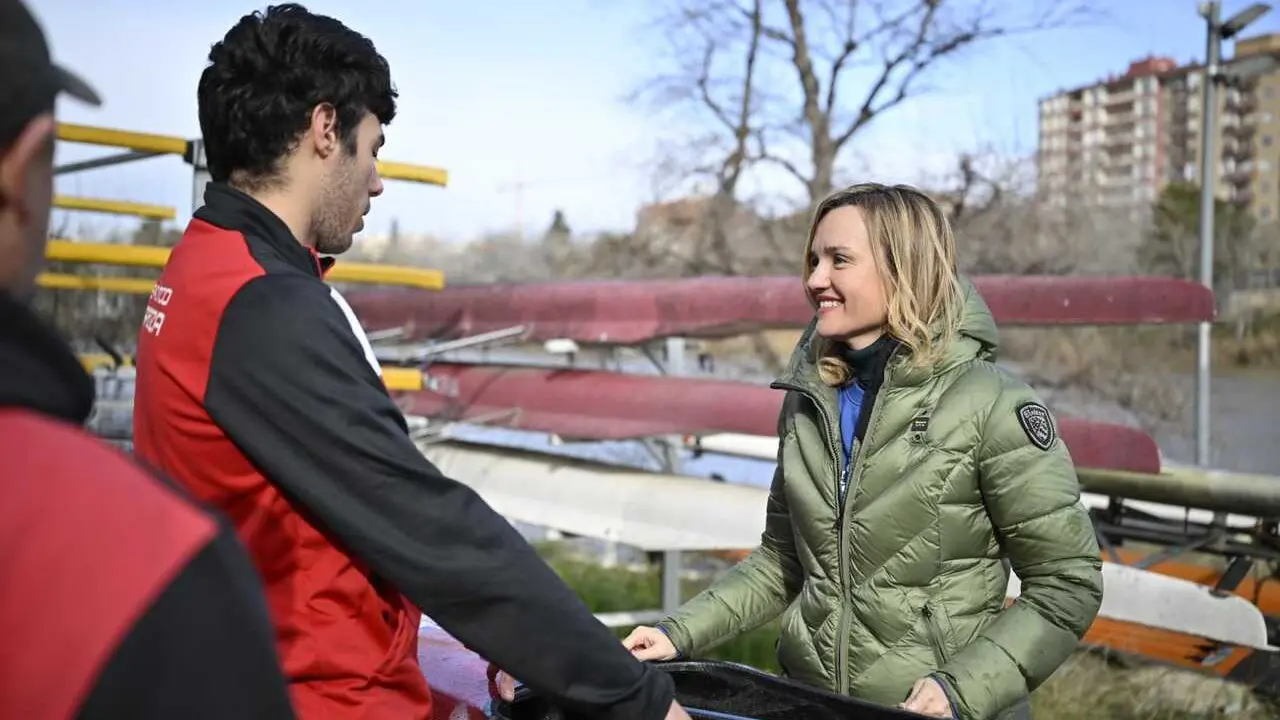 La candidata del PSOE, Pilar Alegr&iacute;a, al lado del r&iacute;o Ebro, en la capital aragonesa.