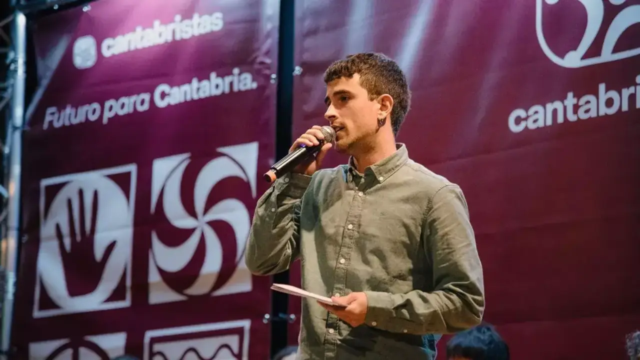 Paulu Lobete, al frente de Cantabristas, durante un acto del partido.