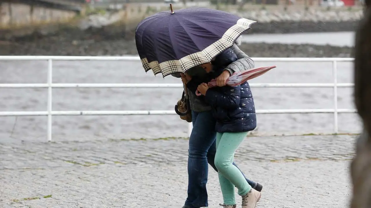 Viveiro, Lugo. Paso de un temporal de viento y lluvia por la costa gallega. La Xunta de Galicia ha decretado el nivel naranja en las costas de Pontevedra, Coru&ntilde;a y Lugo debido a las fuertes rachas de viento que azotar&aacute;n la costa gallega