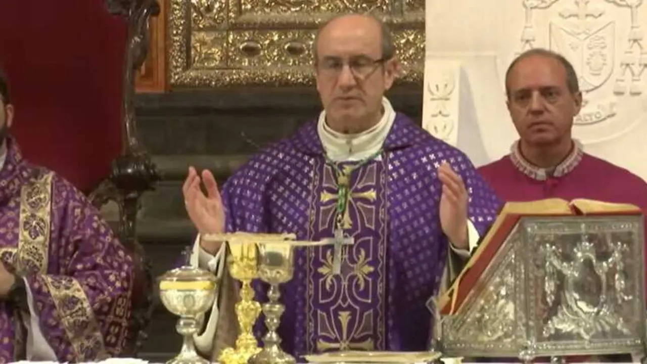 La Mezquita-Catedral de C&oacute;rdoba ha acogido este s&aacute;bado una misa funeral en memoria de las v&iacute;ctimas del tr&aacute;gico accidente ferroviario de Adamuz, que ha sido oficiada por obispo de C&oacute;rdoba, monse&ntilde;or Jes&uacute;s Fern&aacute;ndez Gonz&aacute;lez