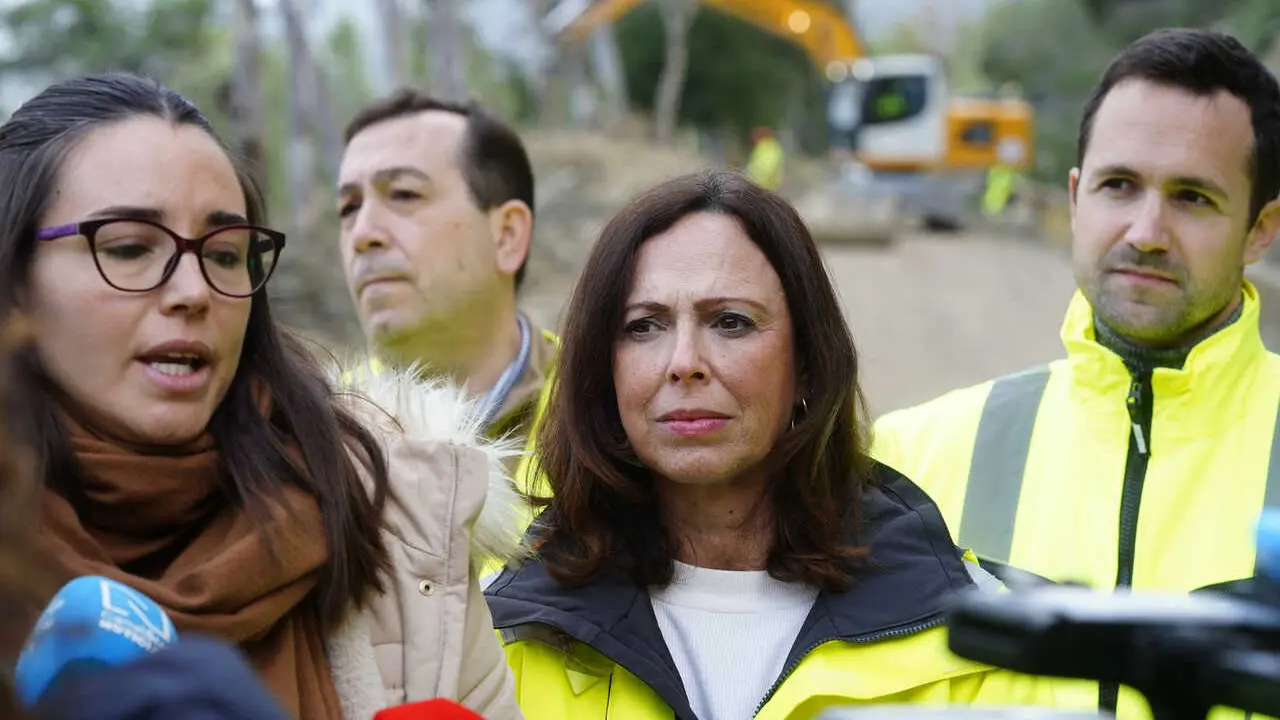 31.01.2026. Andaluc&iacute;a. C&aacute;diz. Grazalema. la consejera de fomento, articulaci&oacute;n del territorio y vivienda, Roc&iacute;o D&iacute;az, visita las obras de reacondicionamiento de la carretera A-372 entre Benamahoma y El Bosque, cortada tras los desprendimientos producidos tras las fuertes lluvias de la pasada semana.  Foto: Gogo Lobato.