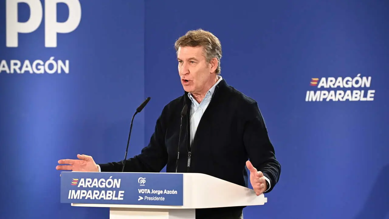 El presidente del PP, Alberto Nu&ntilde;ez Feij&oacute;o, durante una comida mitin en Calatayud junto con el presidente del Gobierno de Arag&oacute;n, Jorge Azc&oacute;n. 