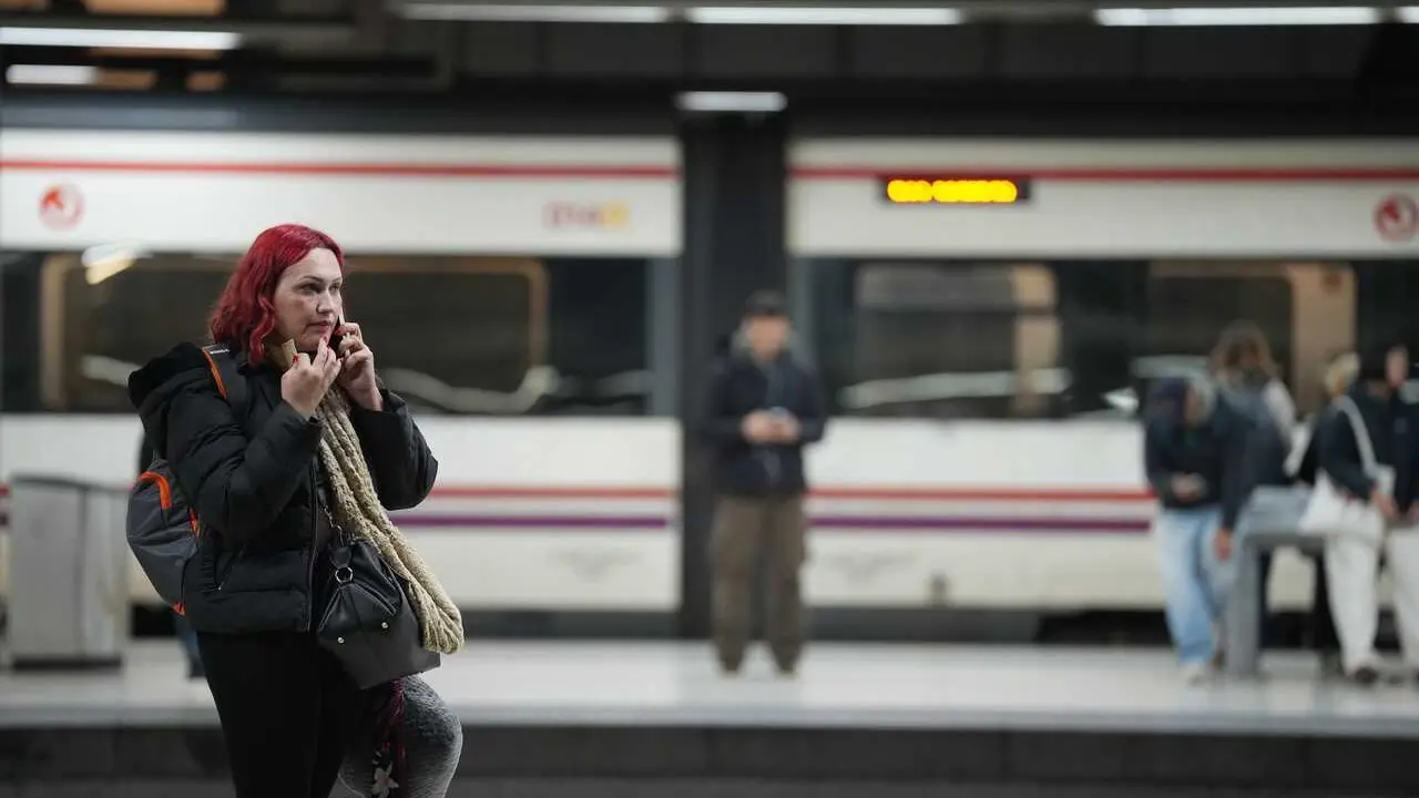Usuarios de Rodalies en la estaci&oacute;n de Sants de Barcelona, en una imagen de archivo.