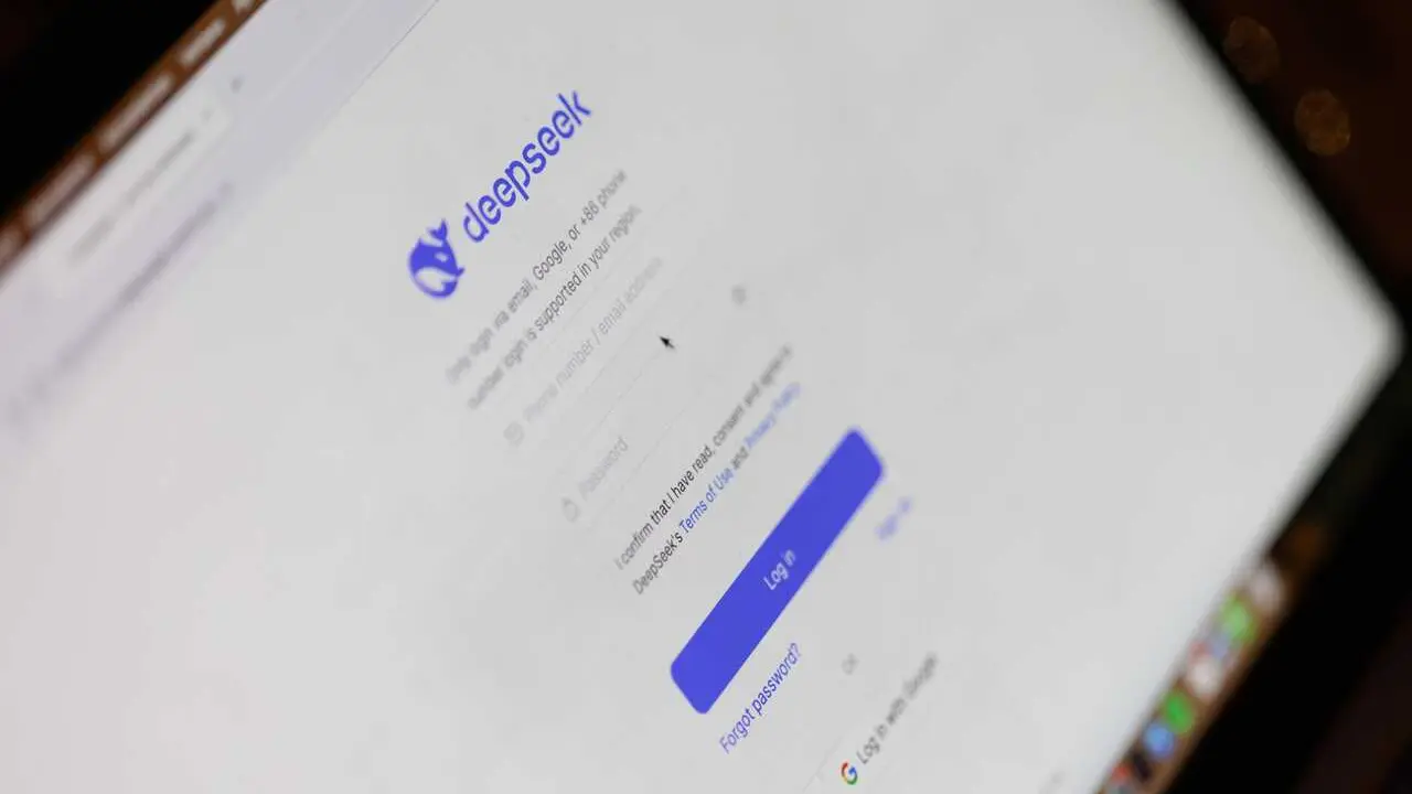 Archivo - Una persona prueba el asistente DeepSeek, a 29 de enero de 2025, en Madrid (Espa&ntilde;a). 