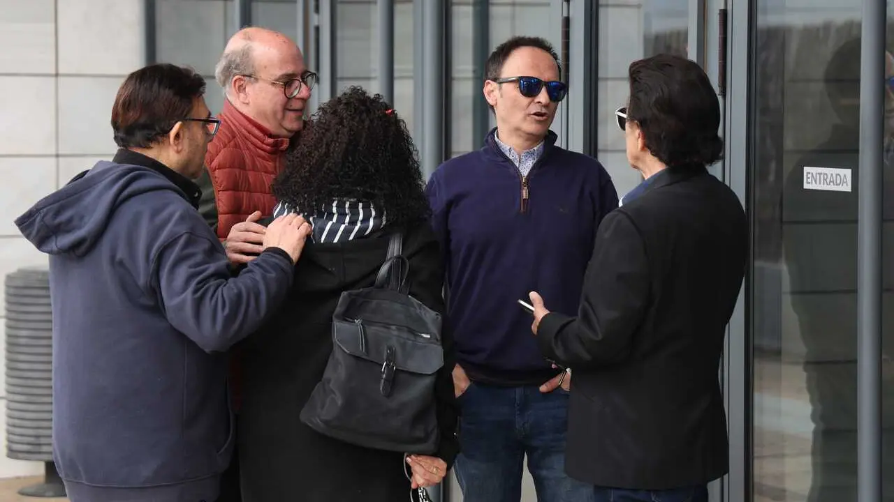 Fernando, hijo de Fernando Esteso, y Vicente Haro, representante del actor, junto a familiares en el Tanatorio Funeraria M&eacute;mora de Valencia tras el fallecimiento del actor, a 02 de febrero de 2025, en Valencia (Espa&ntilde;a).