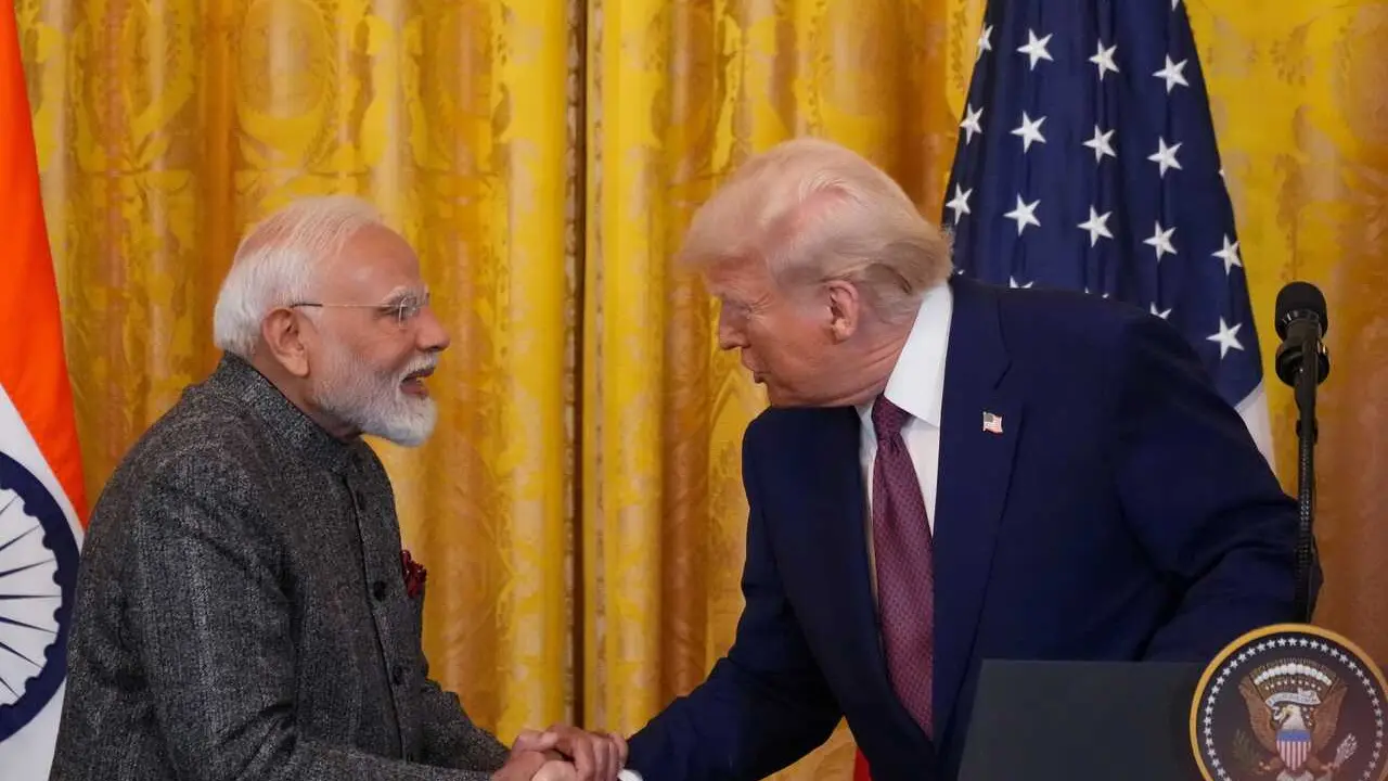 Archivo - El primer ministro indio, Narendra Modi (i), y el presidente de Estados Unidos, Donald Trump (d), en un encuentro celebrado a mediados de febrero de 2025.
