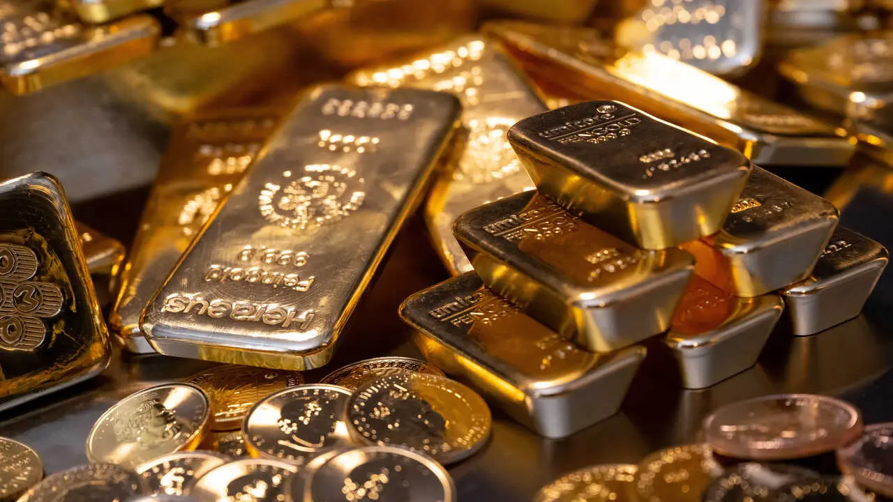 Archivo - FILED - 16 March 2023, Bavaria, Munich: Gold bars and gold coins of different sizes lie in a safe on a table at the precious metal dealer Pro Aurum. Photo: Sven Hoppe/dpa