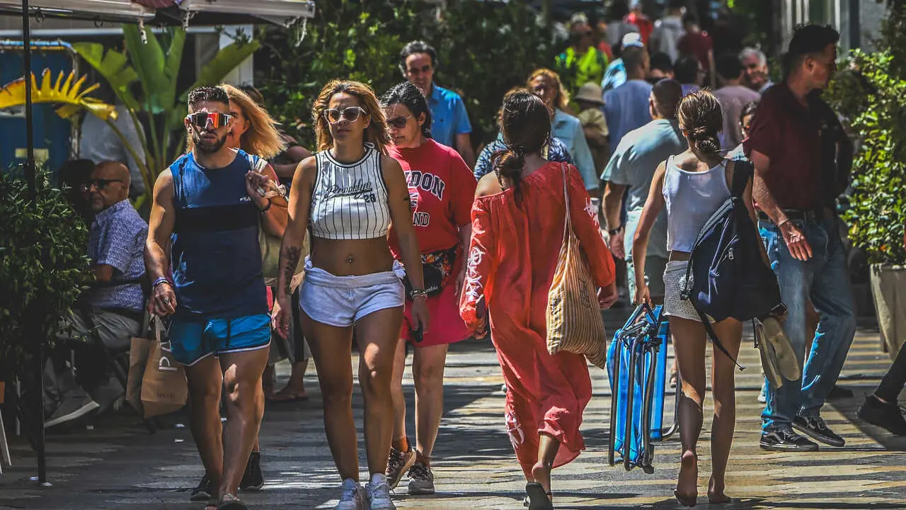 Archivo - Turistas camino a la playa, a 10 de agosto de 2025, en Santander, Cantabria (Espa&ntilde;a).