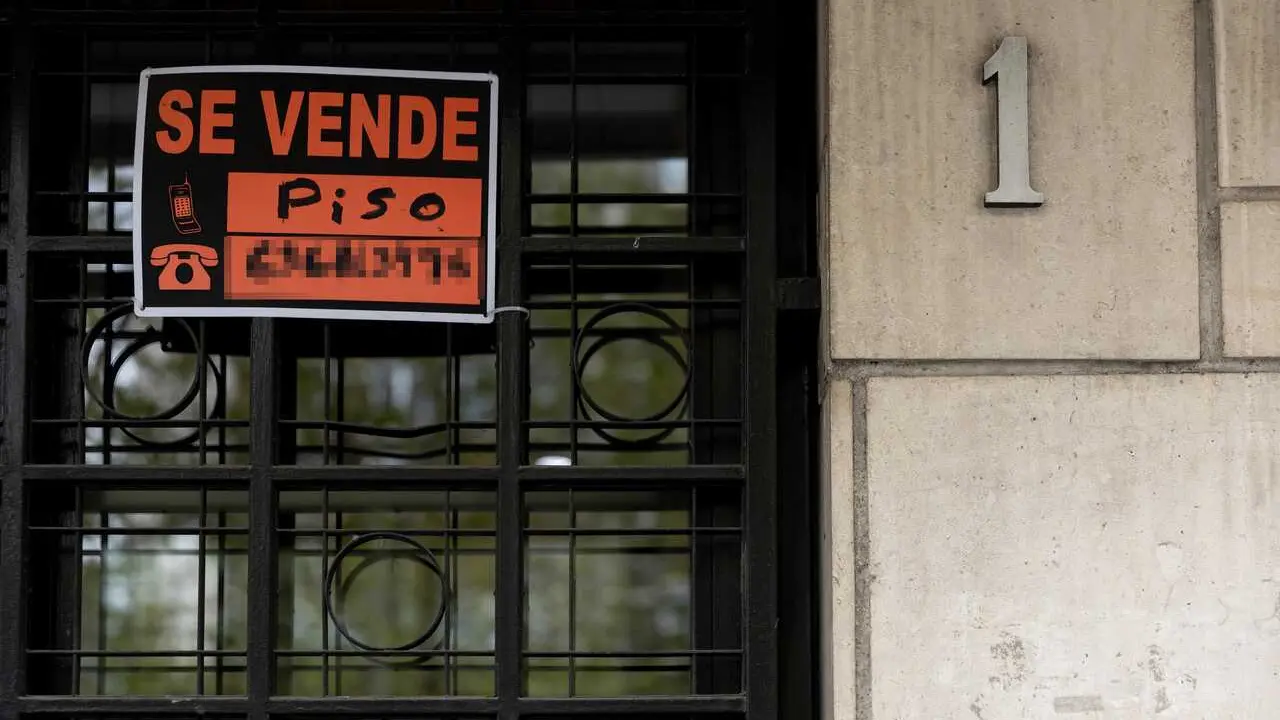 Archivo - Vista de un cartel de 'Se vende' en un portal de un edificio, a 8 de abril de 2024, en Madrid (Espa&ntilde;a). 