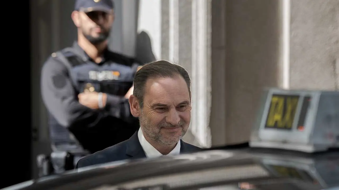 Archivo - El exministro de Transportes Jos&eacute; Luis &Aacute;balos a su salida del Tribunal Supremo, a 15 de octubre de 2025, en Madrid (Espa&ntilde;a).