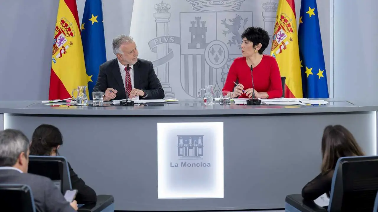 El ministro de Pol&iacute;tica Territorial y Memoria Democr&aacute;tica, &Aacute;ngel V&iacute;ctor Torres, y la ministra de Inclusi&oacute;n Seguridad Social y Migracioneas y portavoz del Gobierno, Elma Saiz, durante una rueda de prensa tras el Consejo de Ministros, a 3 de febrero de 2026
