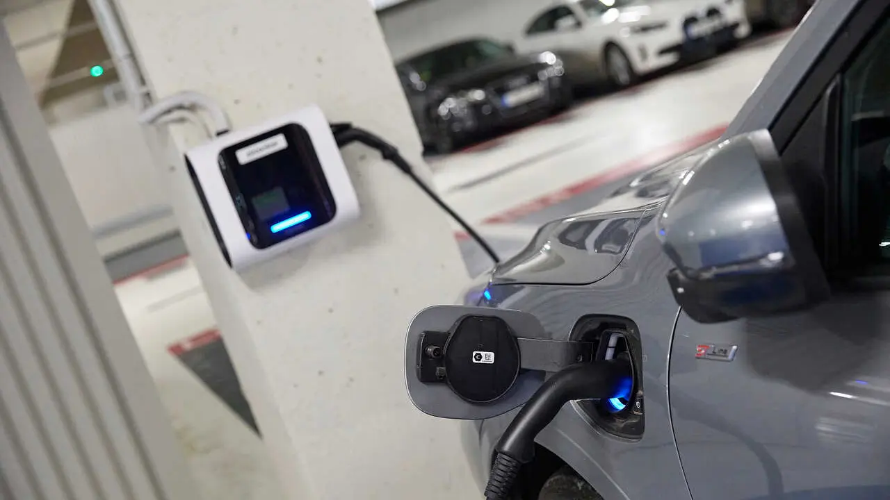 El Gobierno aprueba las ayudas y la deducci&oacute;n al IRPF para la compra de veh&iacute;culos el&eacute;ctricos.