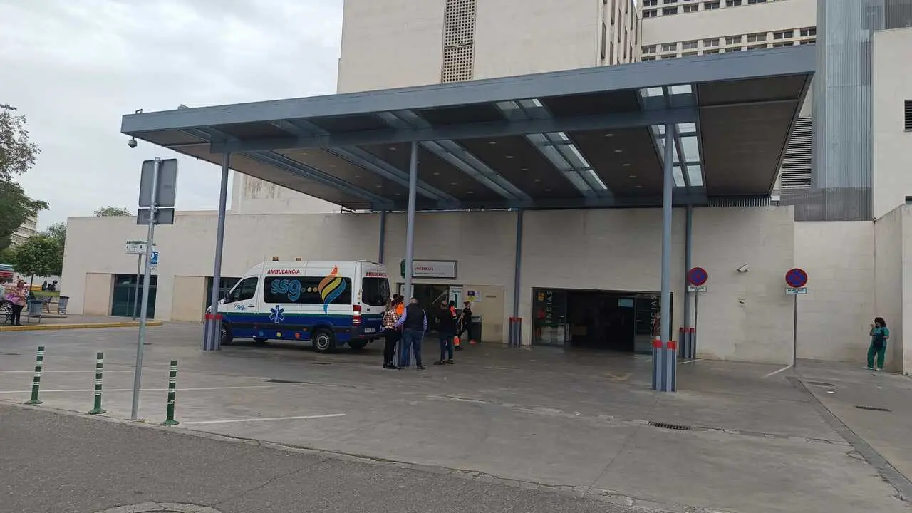 Archivo - Entrada a Urgencias del Hospital Reina Sof&iacute;a de C&oacute;rdoba.