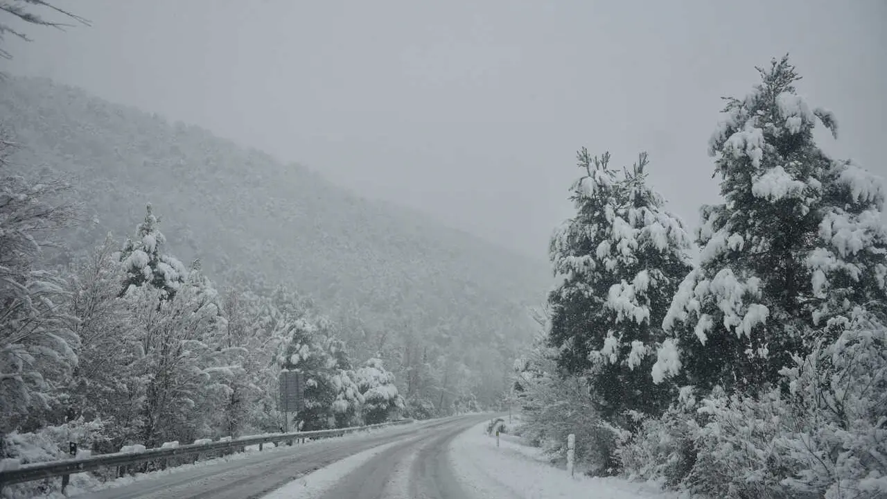 Archivo - Vista de una carretera nevada 