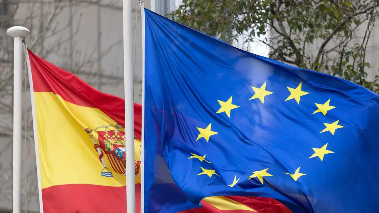 Archivo - La bandera de Espa&ntilde;a y de la Uni&oacute;n Europea ondean en la Sede de la SEPI. 