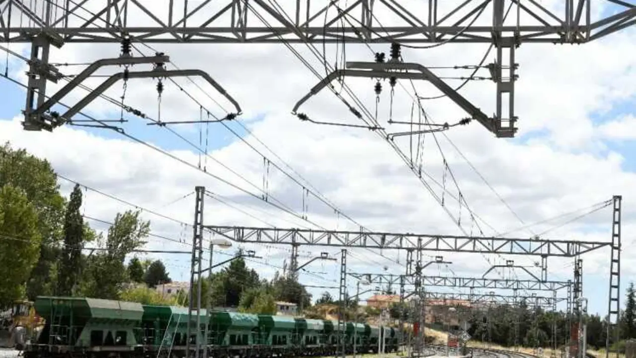 Archivo - Catenaria sobre una v&iacute;a de tren