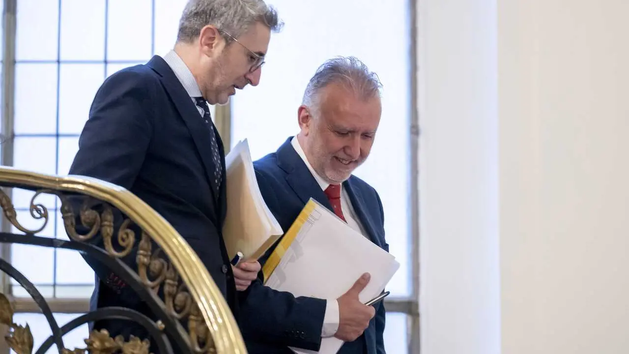 El ministro de Pol&iacute;tica Territorial y Memoria Democr&aacute;tica, &Aacute;ngel V&iacute;ctor Torres (d), durante la Comisi&oacute;n Mixta de Transferencias Administraci&oacute;n del Estado-Comunidad Aut&oacute;noma del Pa&iacute;s Vasco en el Ministerio de Pol&iacute;tica Territorial.