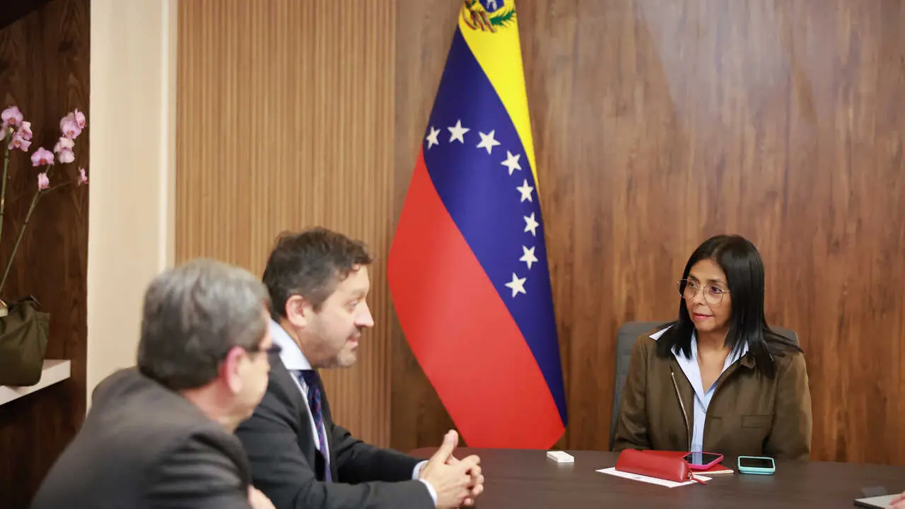 La presidenta encargada de Venezuela, Delcy Rodr&iacute;guez, frente a representantes de la petrolera espa&ntilde;ola Repsol