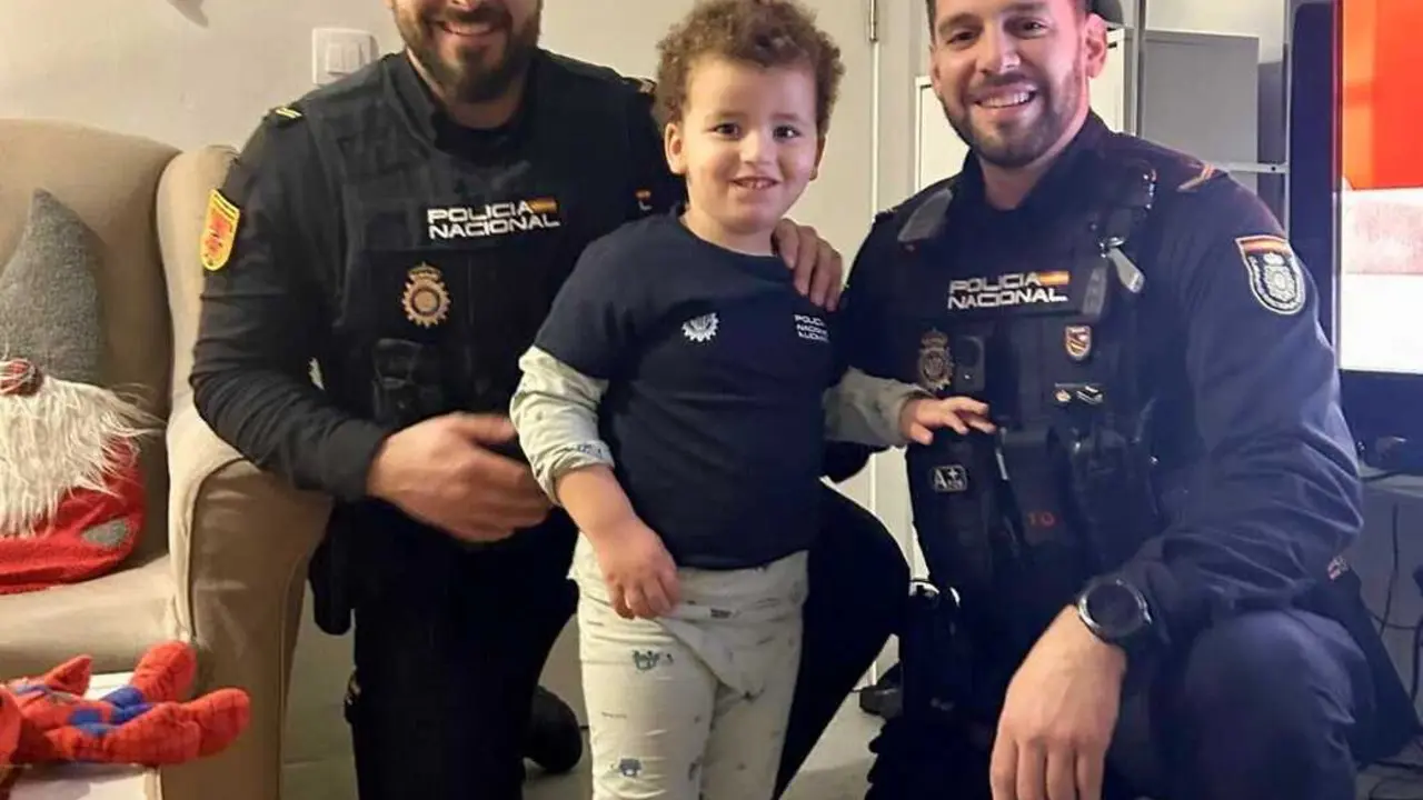 Agentes con el ni&ntilde;o rescatado