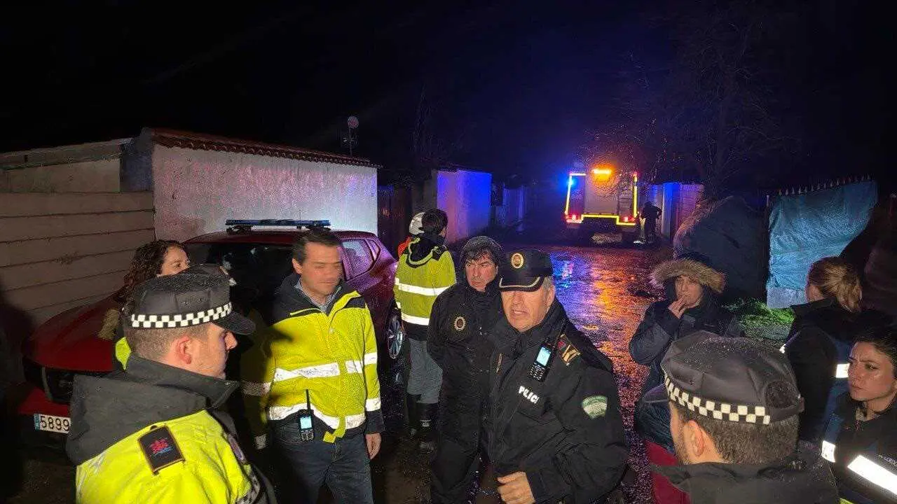 El alcalde de C&oacute;rdoba, Jos&eacute; Mar&iacute;a Bellido, los concejales y los efectivos de emergencia en las zonas de inundaci&oacute;n.