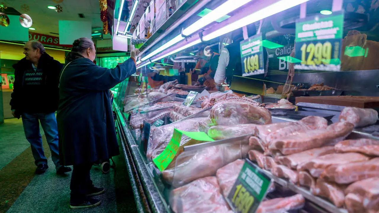 Archivo - Varias personas comprando en un supermercado
