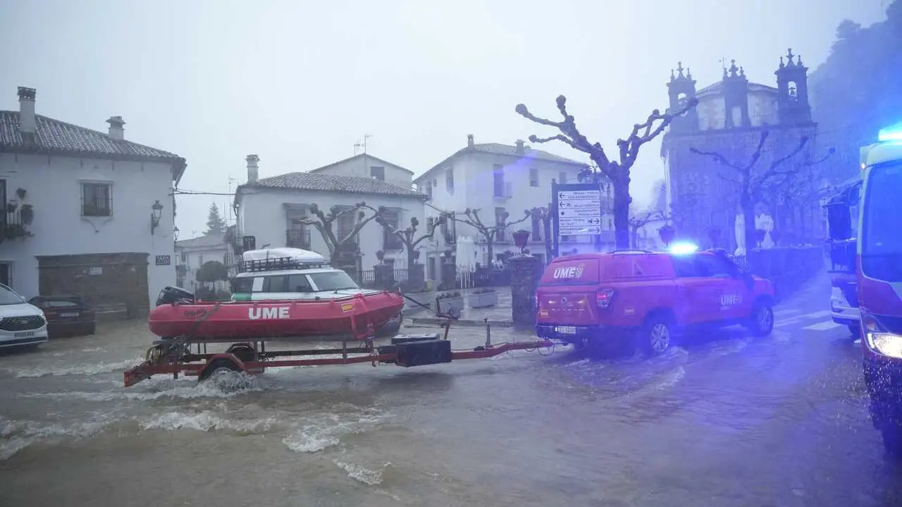 Miembros de la UME trabajan en labores de achique de agua en calles y vivendas de la localidad gaditana de Grazalema inundadas tras el paso de la borrasca Leonardo. A 4 de febrero de 2026, en Grazalema, C&aacute;diz (Andaluc&iacute;a, Espa&ntilde;a). 