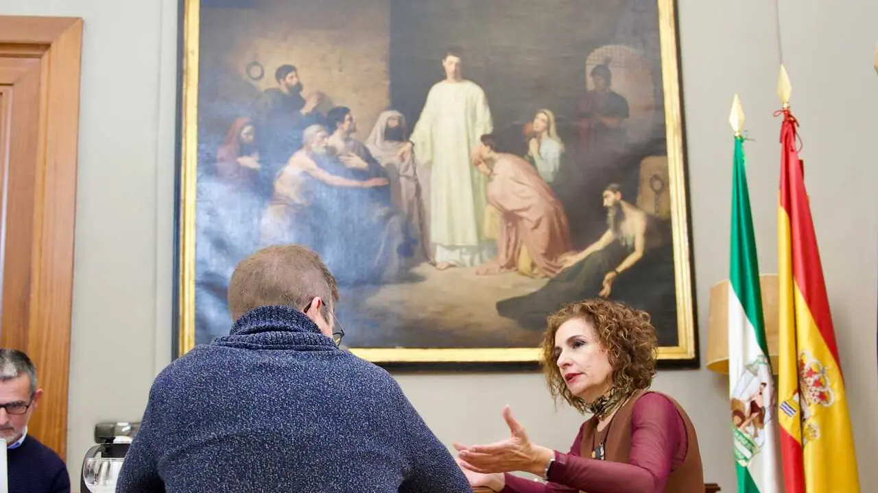 La vicepresidenta primera del Gobierno y ministra de Hacienda, Mar&iacute;a Jes&uacute;s Montero, asiste a una reuni&oacute;n con el delegado del Gobierno en Andaluc&iacute;a, Pedro Fern&aacute;ndez, donde analizan los efectos de la borrasca 'Leonardo' en la comunidad y el dispositivo pues