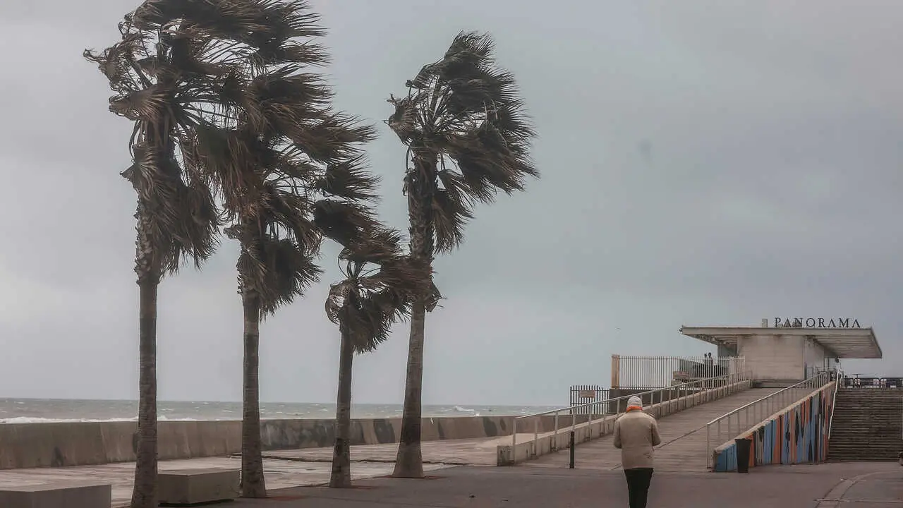 ROBER SOLSONA&hellip;.20220325&hellip;VALENCIA&hellip;..LLUVIA Y FUERTE VIENTO EN LA PLAYA DE LA MALVARROSA.
