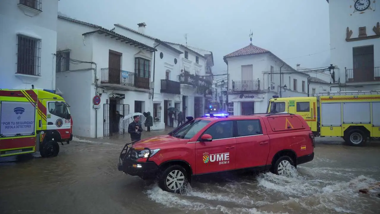 Miembros de la UME trabajan en labores de achique de agua en calles y vivendas de la localidad gaditana de Grazalema inundadas tras el paso de la borrasca Leonardo.  