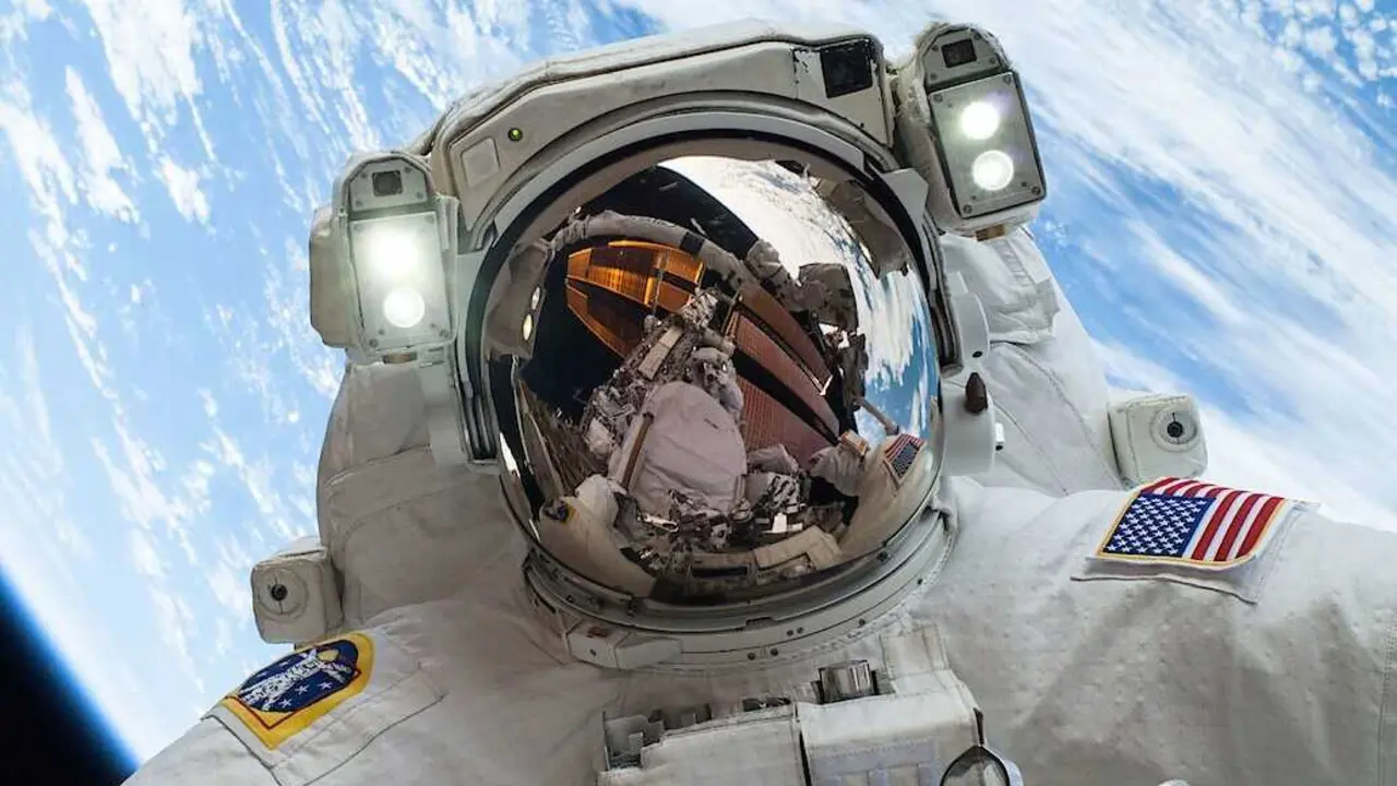 Archivo - Astronauta de la NASA durante una caminata espacial