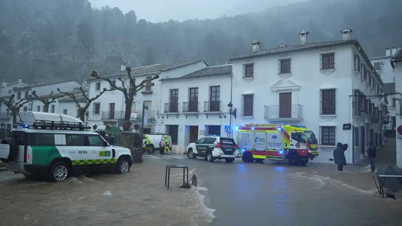 Distintos cuerpos de bomberos trabajan en labores de achique de agua en calles y vivendas de la localidad gaditana de Grazalema inundadas tras el paso de la borrasca Leonardo.