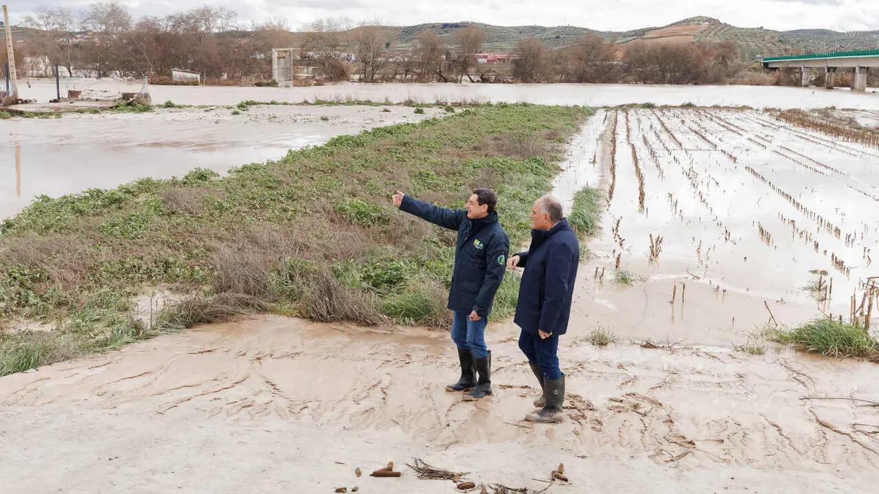 El presidente de la Junta de Andaluc&iacute;a, Juanma Moreno, visita Hu&eacute;tor T&aacute;jar (Granada) tras las inundaciones sufridas por el desbordamiento del R&iacute;o Genil a 6 de febrero de 2026