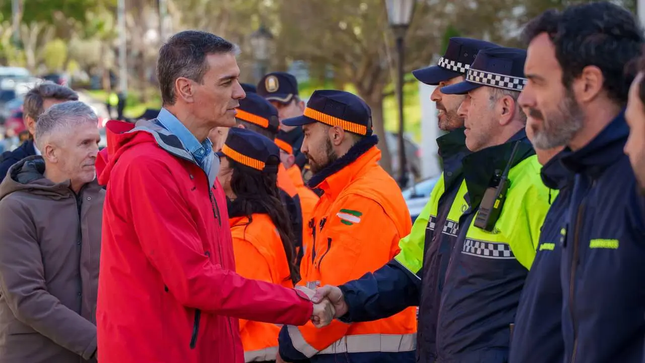 El presidente del Gobierno, Pedro S&aacute;nchez, saluda a las Fuerzas y Cuerpos de Seguridad del Estado que est&aacute;n interviniendo en las zonas afectadas por el temporal en  San Roque A 6 de febrero de 2026