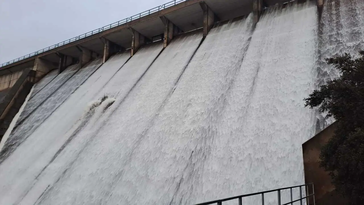 La presa de Torre de Abraham, la de mayor capacidad de la provincia de Ciudad Real, ha comenzado esta noche a aliviar por primera vez en trece a&ntilde;os