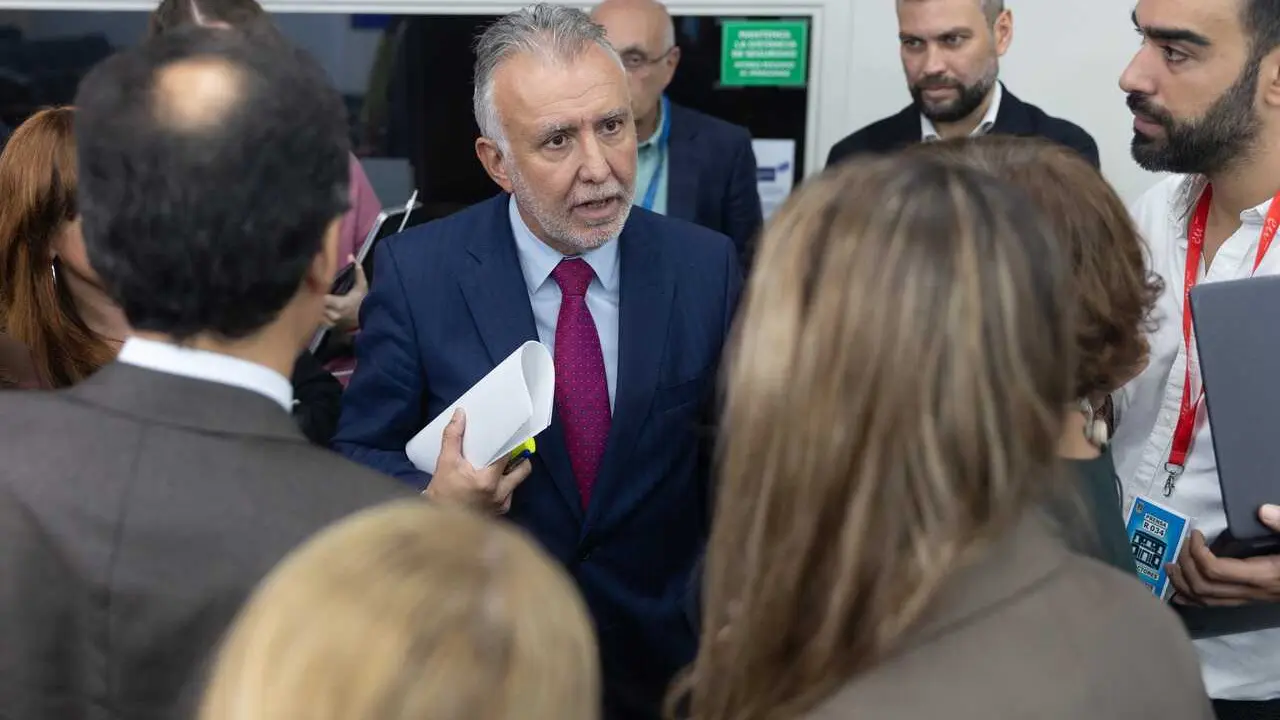 Archivo - El ministro de Pol&iacute;tica Territorial, &Aacute;ngel V&iacute;ctor Torres, a su salida de una rueda de prensa posterior a la reuni&oacute;n entre el presidente del Gobierno y la presidenta de Baleares, a 25 de octubre de 2024, en Madrid (Espa&ntilde;a).