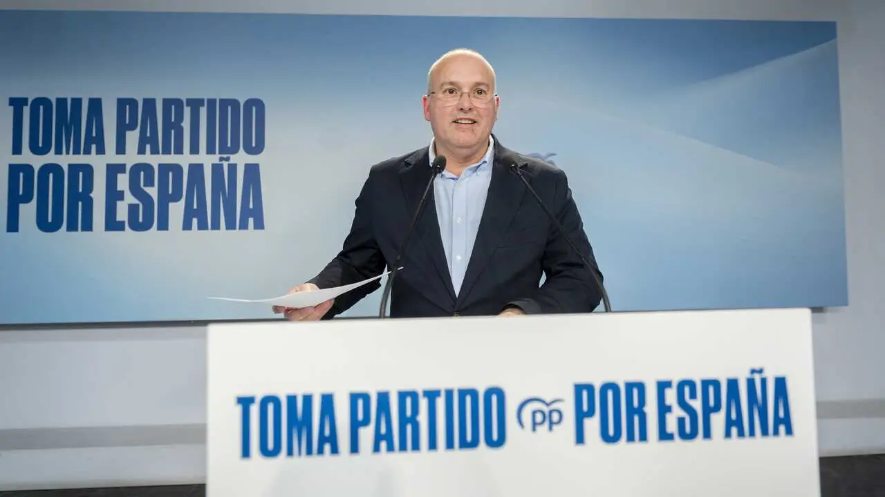 Archivo - El secretario general del PP, Miguel Tellado, ofrece declaraciones a la prensa durante el seguimiento de la noche electoral con motivo de las elecciones auton&oacute;micas en Extremadura, en la sede nacional del Partido Popular, a 21 de diciembre de 20