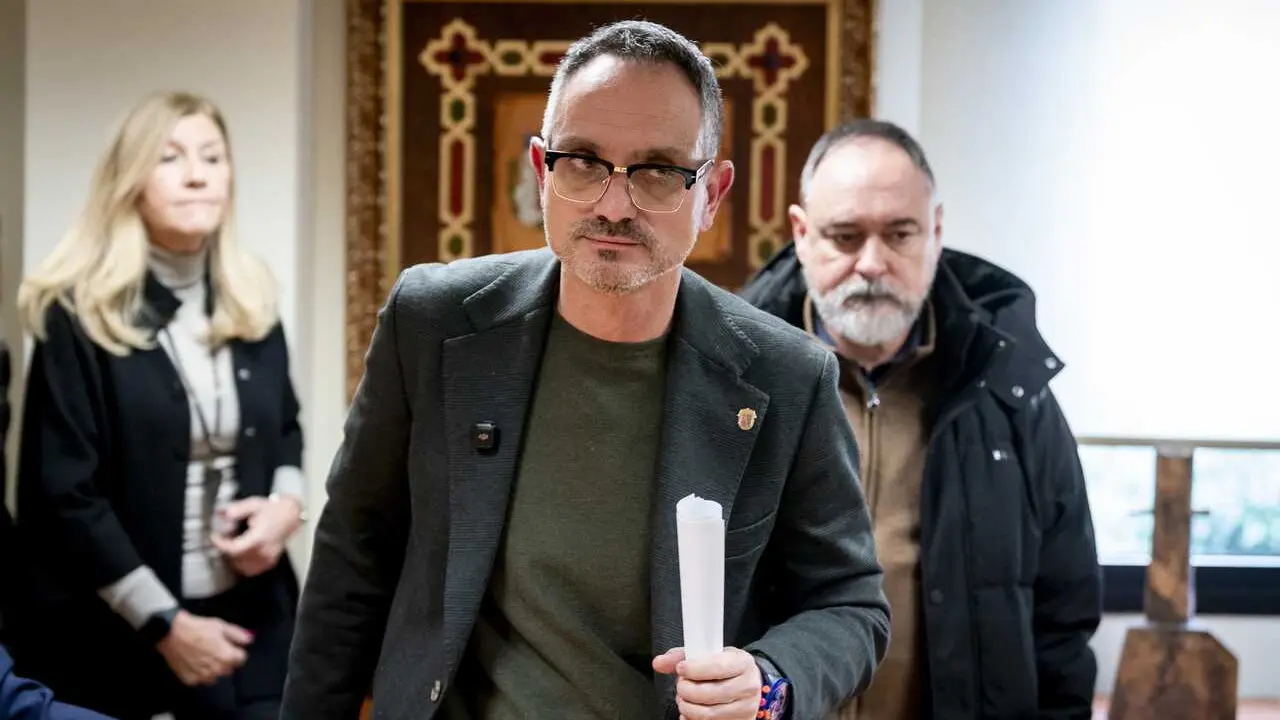 El  alcalde de M&oacute;stoles, Manuel Bautista, ofrece una rueda de prensa para negar el supuesto caso de acoso laboral y sexual contra una ex concejala y denunciar 'chantajes que se remontan a 2023', en la sala de Juntas del Ayuntamiento de M&oacute;stoles