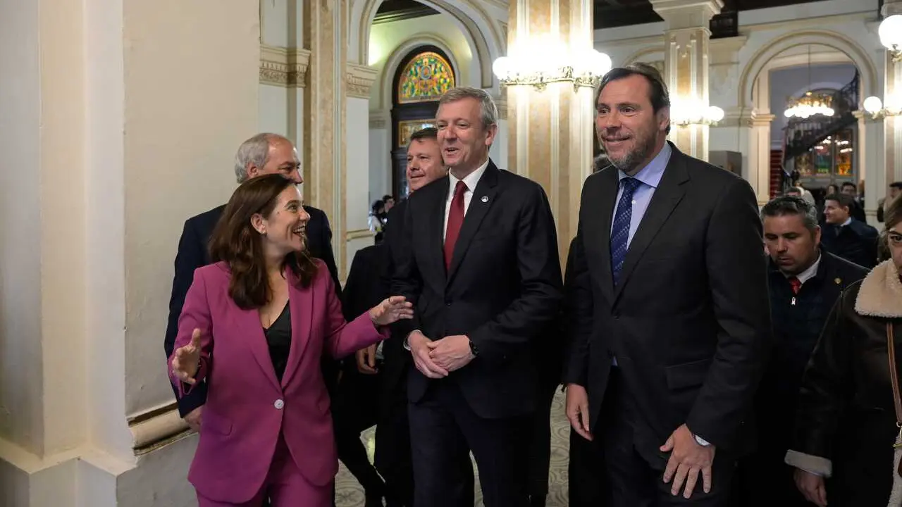 Archivo - (I-D) La alcaldesa de A Coru&ntilde;a, In&eacute;s Rey, el presidente de la Xunta de Galicia, Alfonso Rueda, y el ministro de Transportes y Movilidad Sostenible, &Oacute;scar Puente, a 16 de mayo de 2024.