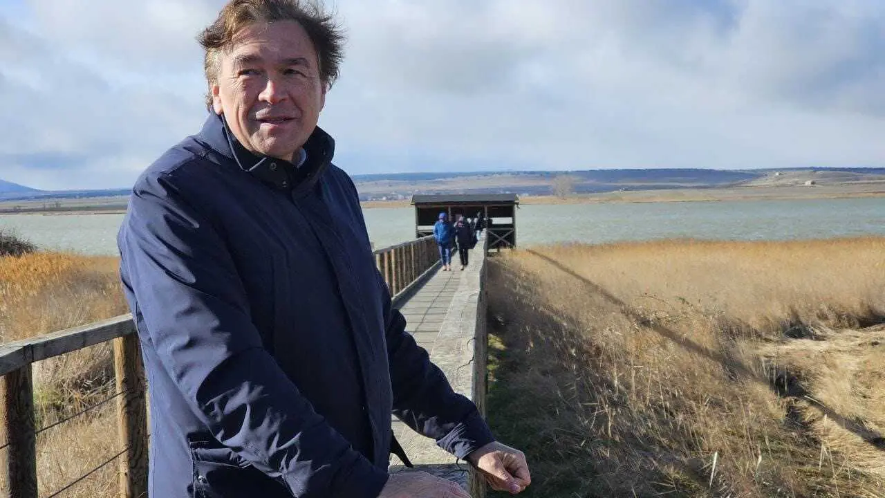 El candidato de Teruel Existe, Tom&aacute;s Guitarte, en el humedal de la Laguna de Gallocanta.